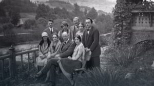 Historyczne zdjęcie grupowe. Marusia z gośćmi